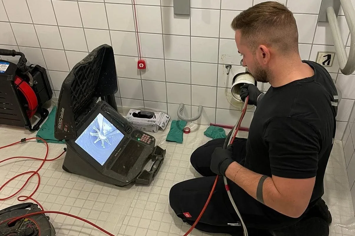 Kamerabefahrung einer Abwasserleitung im Sanitärraum durch den Partnerbetrieb P&N