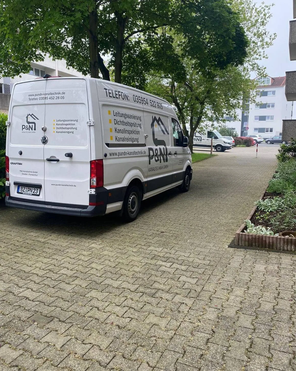 Fahrzeug der P&N Kanaltechnik GmbH auf dem Gelände einer Wohnanlage