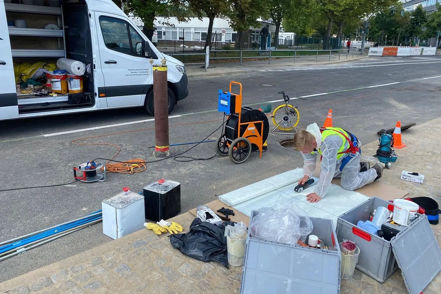 Vorbereitung des Sanierungsmaterials am geöffneten Transporter von P&N