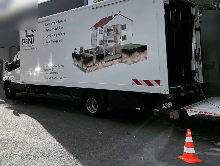 Geöffnetes Fahrzeug der P&N Kanaltechnik GmbH mit Technik für Prüfung und Sanierung