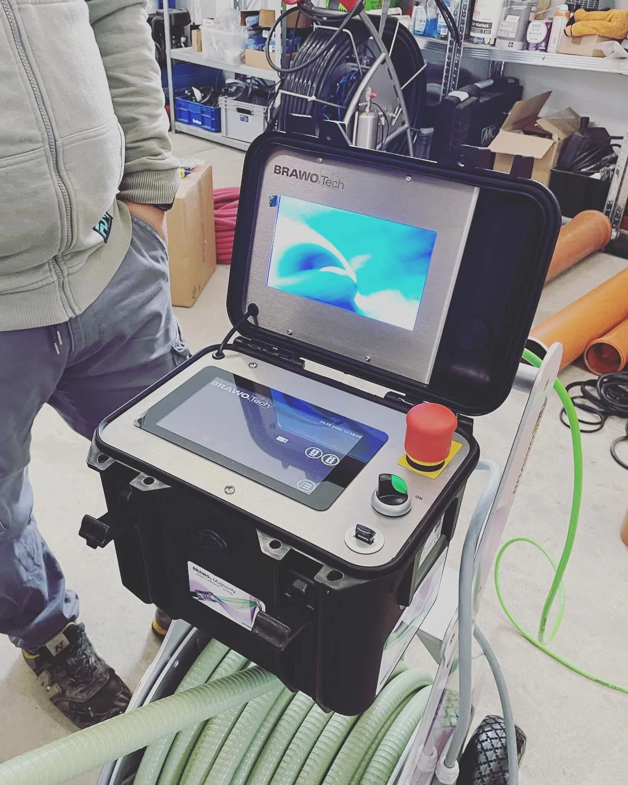 Steuergerät mit Monitor, eingesetzt bei der Rohr-in-Rohr-Sanierung per Spraycoating